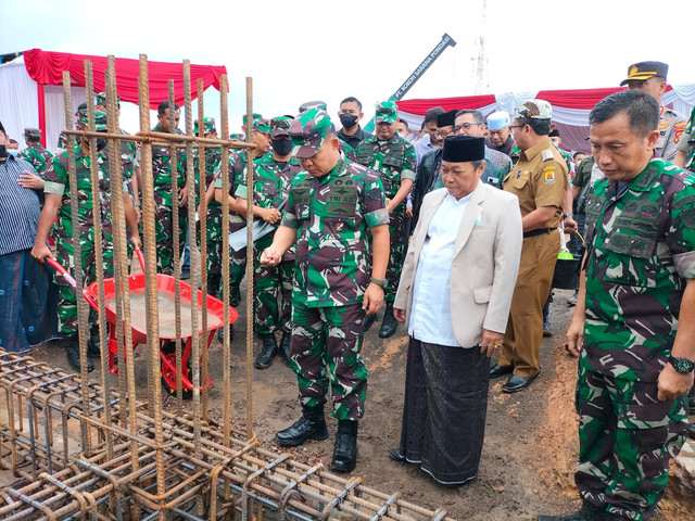 Kasad Jenderal TNI Dudung Abdurachman (kiri) dalam peletakan batu pertama pembangunan Masjid Syarif Abdurachman di Cirebon Jawa Barat.(Juan)