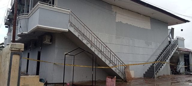 Rumah kos berlantai dua milik pengusaha HS yang dirusak sekelompok massa, diberikan police line