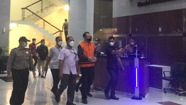 KPK menahan Direktur PT Diratama Jaya Mandiri, Irfan Kurnia Saleh, terkait dugaan korupsi pembelian helikopter Augusta Westland (AW)-101 di lingkungan Tentara TNI-AU, Selasa (24/5). Foto: Hedi/kumparan