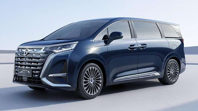 Denza D9, MPV premium asal China yang mirip seperti Toyota Alphard. Foto: Dok. Paultan