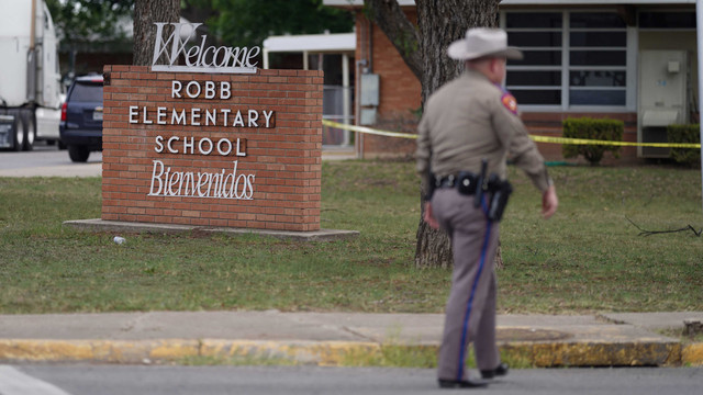 Polisi berjaga di luar Sekolah Dasar Robb di Uvalde, Texas, usai penembakan, Selasa (24/5/2022). Foto: Allison Dinner / AFP