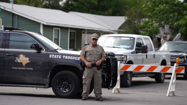Polisi berjaga di luar Sekolah Dasar Robb di Uvalde, Texas, usai penembakan, Selasa (24/5/2022). Foto: Allison Dinner / AFP