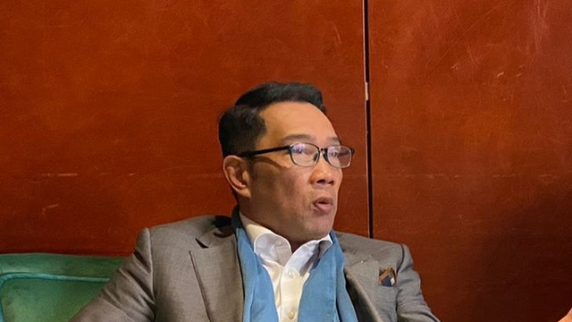 Gubernur Jawa Barat Ridwan Kamil bertemu John Newbigin, Penasihat Ekonomi Kreatif saat membahas rencana organisasi ekonomi kreatif Indonesia-Inggris di London, Inggris (24/5/2022). Foto: Melisa Lolindu/kumparan