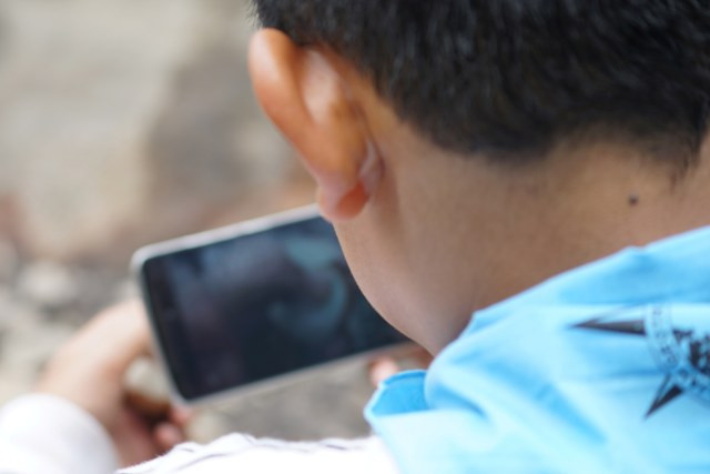 Ilustrasi menonton video di handphone. Foto: Harnaka Harto / EyeEm/ Getty Image