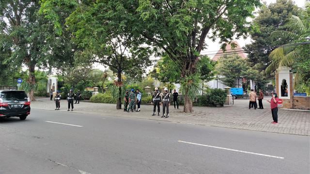Simulasi penyambutan tamu undangan pernikahan Idayati-Anwar Usman di depan Graha Saba Buana, Solo, Rabu (25/02/2022). FOTO: Fernando Fitusia