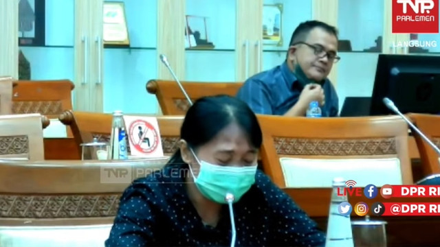Ibu Suwarni, seorang tukang urut mengeluh tabungan habis karena DNA Pro di ruang DPR. Foto: DPR