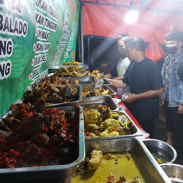 Aneka lauk khas Padang di warung Nasi Lapau Jaya. Foto: Azalia Amadea/kumparan