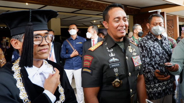 Panglima TNI Jenderal Andika Perkasa bersama Rektor UGM Panut Mulyono (kiri). Foto: Arfiansyah Panji Purnandaru/kumparan