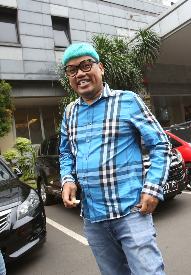 Pasangan artis Uya Kuya dan istrinya Astrid saat memenuhi panggilan di Polda Metro Jaya, Jakarta, Rabu, (25/05/2022). Foto: Dok. Agus Apriyanto