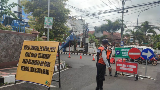 Dinas Perhubungan Kabupaten Kuningan, Jawa Barat, melakukan uji coba kebijakan one way dari arah SMPN 1 Kuningan menuju Bundaran Lampu Merah Cijoho. (Andri)