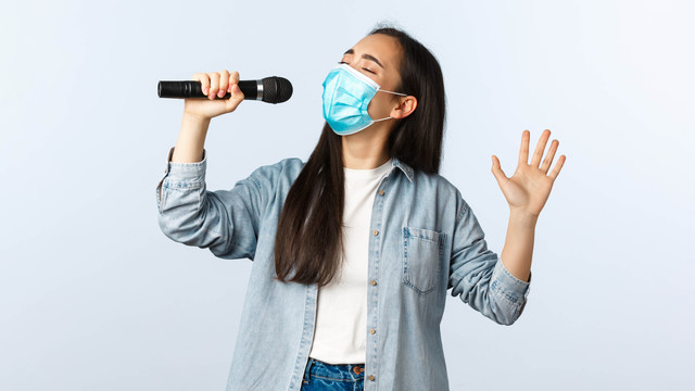 Ilustrasi bernyanyi mengenakan masker medis. Foto: Mix and Match Studio/Shutterstock.