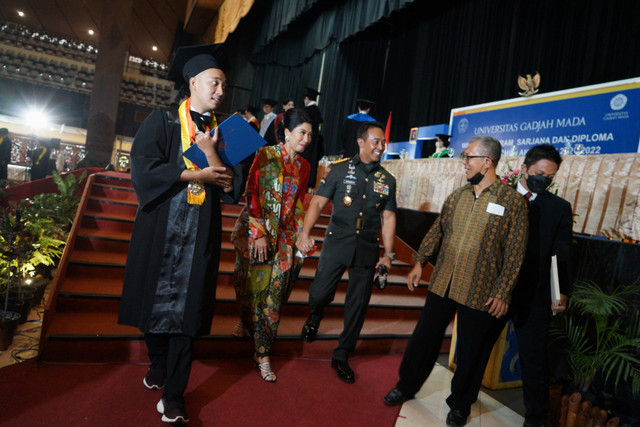 Panglima TNI Jenderal Andika Perkasa bersama istri Hetty Andika Perkasa dan Putranya Andrew Perkasa menghadiri Wisuda Program Sarjana dan Diploma UGM TA 2021/2022 yang digelar secara Luring di GSP UGM, Sleman, D.I Yogyakarta, Rabu (25/5).  Foto: Andreas Fitri Atmoko/ANTARA FOTO