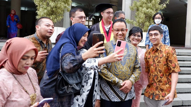 Gubernur DKI Jakarta Anies Baswedan foto bersama wisudawan UGM, Rabu (25/5). Foto: Arfiansyah Panji Purnandaru/kumparan