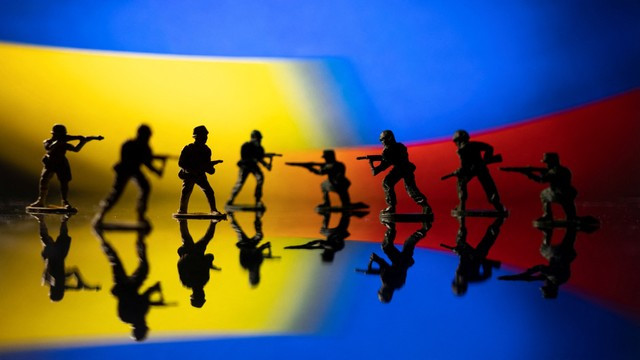 Ilustrasi perang Ukraina dan Rusia. Foto: REUTERS/Dado Ruvic