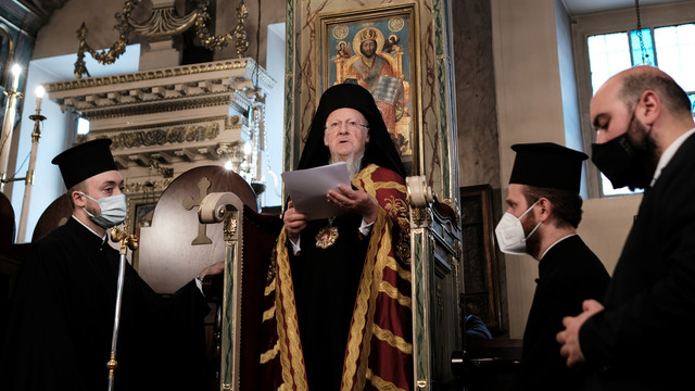 Patriark Ekumenis Bartholomew I, kepala spiritual dari sekitar 300 juta orang Kristen Ortodoks di seluruh dunia dan berbasis di Istanbul, berbicara setelah kebaktian Minggu di Gereja Ortodoks Yunani Agios Charalampos di Istanbul, Turki (27/2/2022) Foto: REUTERS/Murad Sezer