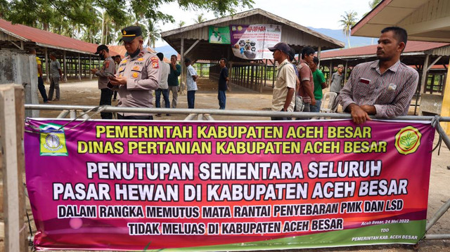 Pasar Hewan Sibreh, salah satu yang terbesar di Aceh ditutup demi pencegahan Penyakit Mulut dan Kuku. Foto: Suparta/acehkini 
