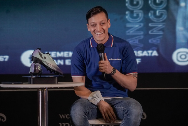 Mesut Ozil melakukan konferensi pers di kantor Kemenparekraf RI di Jakarta pada Rabu (25/5/2022). Foto: Iqbal Firdaus/kumparan