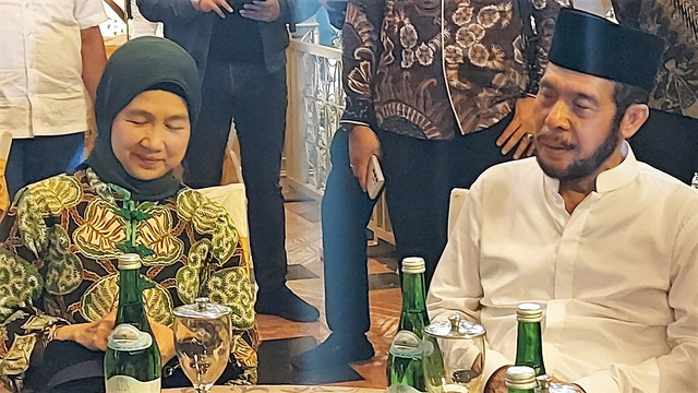 Adik Presiden Jokowi, Idayati (kiri) dan Ketua MK Anwar Usman. FOTO: Fernando Fitusia