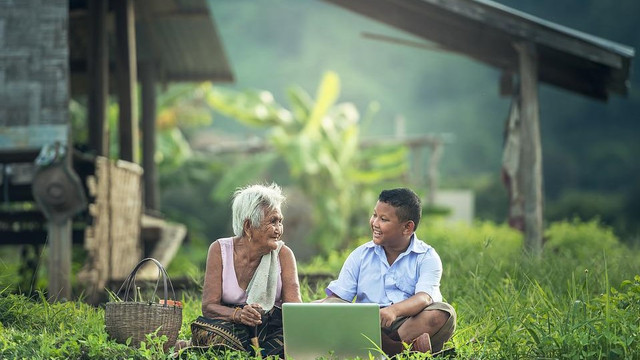 https://pixabay.com/id/photos/nenek-anak-anak-laptop-myanmar-1822560/