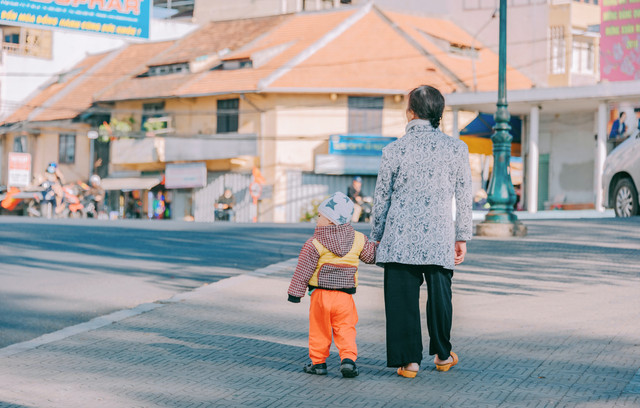 Seorang nenek dan anak kecil. Foto: Pexels.com