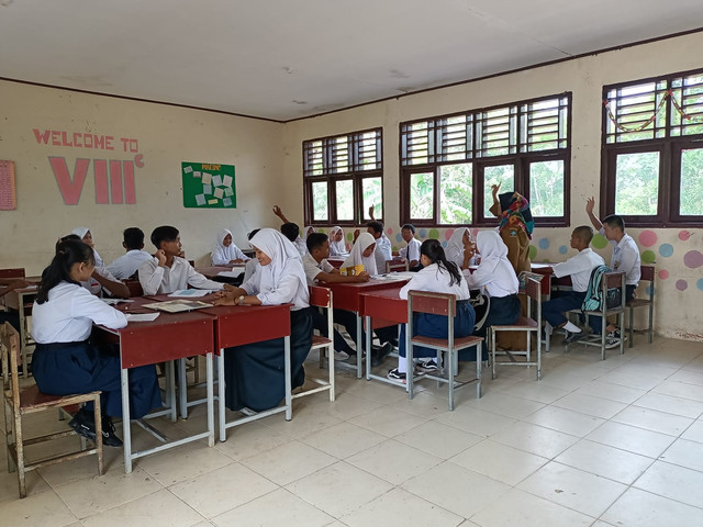 Siswa - siswi SMP Negeri 8 Bintan saat melaksanakan kegiatan belajar mengajar secara tatap muka. Sumber: DI foto secara langsung, lokasi SMPN 8 Bintan 