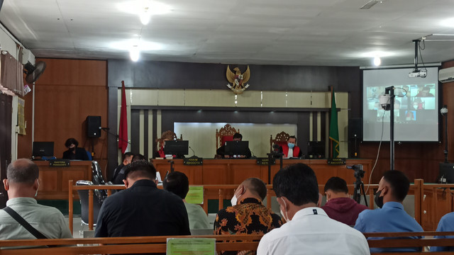 SUASANA sidang perdana mantan Gubernur Riau, Annas Maamun, dalam kasus suap pengesahan RAPBD-P 2014 dan RAPBD 2015, Selasa (25/5/2022), di Pengadilan Negeri Pekanbaru.