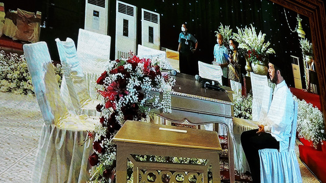 Layar proyektor menunjukkan Ketua MK Anwar Usman mengikuti geladi bersih pernikahan di Graha Saba Buana, Solo, Rabu (25/05/2022). FOTO: Fernando Fitusia