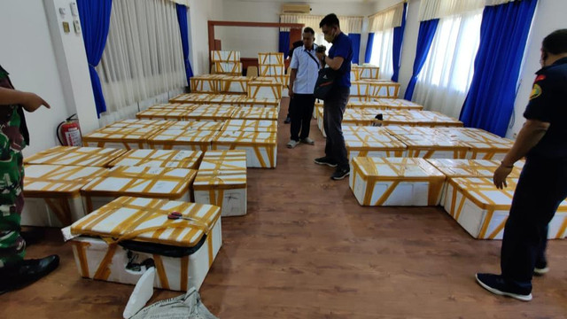 Kotak berisi lobster yang berhasil diamankan TNI AL di perairan Kepri. Foto: Dok PSDKP.