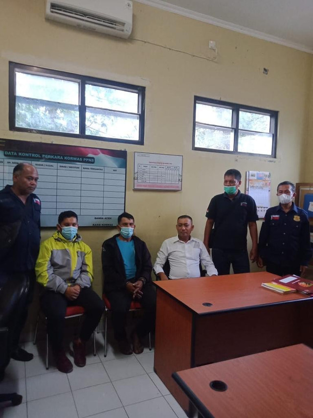 Mantan Bupati Bener Meriah berinisial AH ditangkap petugas Balai Penegakan Hukum (Gakkum) Kementerian Lingkungan Hidup dan Kehutanan (KLHK). Foto: Dok. Istimewa