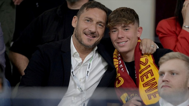 Francesco Totti menyaksikan pertandingan final Liga Konferensi Eropa antara AS Roma vs Feyenoord Rotterdam. Foto: Twitter/@OfficialASRomaEN