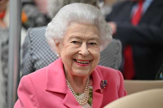 Ratu Elizabeth II diajak tur oleh Keith Weed, Presiden Royal Horticultural Society saat berkunjung ke The Chelsea Flower Show 2022 di Royal Hospital Chelsea, di London, Inggris, pada 23 Mei 2022. Foto: Paul Grover/Pool/Getty Images