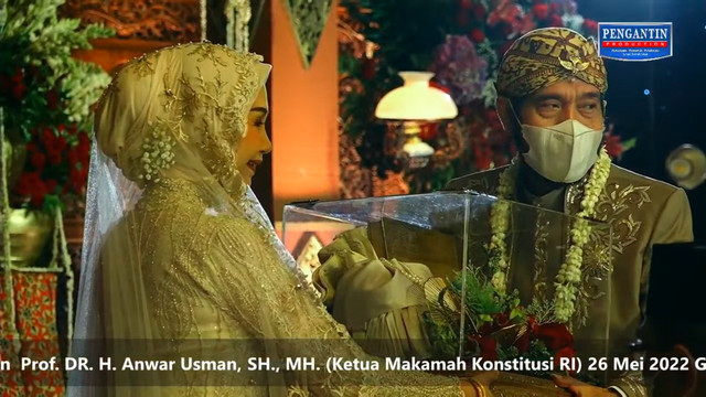 Suasana pernikahan Ketua MK Anwar Usman dan adik bungsu Jokowi, Idayati, di Graha Saba Buana Solo, Jawa Tengah, Kamis (26/5/2022). Foto: Youtube/Wedding Organizer Pengantin Production Yogyakarta