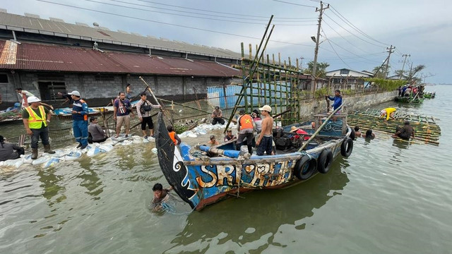 Proses penambalan tanggul jebol di kawasan industri Lamicitra Pelabuhan Tanjung Emas Semarang. Foto: Dok. Istimewa