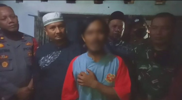Warga Kelurahan Kejambon, Tegal Timur, Kota Tegal, Hendra Sugianto atau HS (38) meminta maaf dan mengaku bertaubat didampingi jajaran MUI Kapolsek dan Danramil Tegal Timur, Selasa (24/5/2022) (Istimewa)