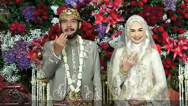 Ketua MK Anwar Usman dan adik Presiden Jokowi, Idayati, menunjukkan cincin kawin mereka di Graha Saba Buana, Solo, Kamis (26/05/2022). FOTO: Tangkap layar YouTube Pengantin Production