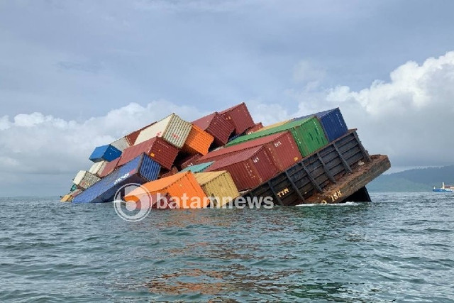 Tongkang pengangkut kontainer nyaris tenggelam di Karimun (Foto: Batamnews)