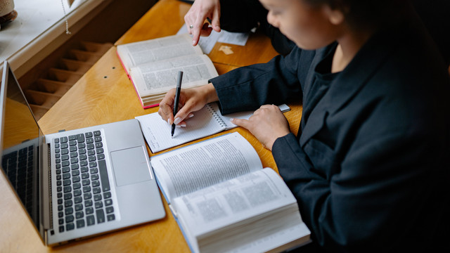 Ilustrasi Masa Kuliah. Foto: pexels.com/YanKrukov.