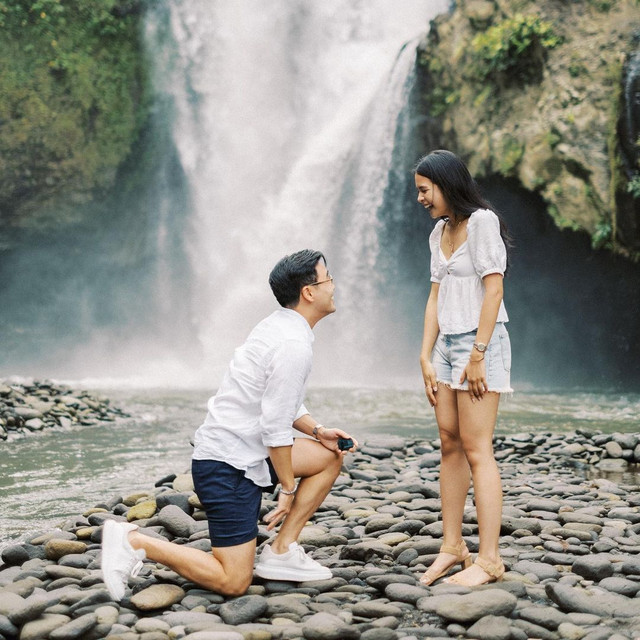 Maudy Ayunda pamer momen saat dilamar Jesse Choi di air terjun. Foto: Instagram/@maudyayunda