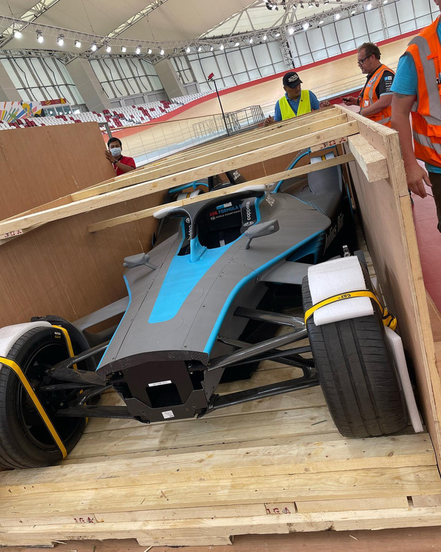 Unboxing mobil Formula E di Velodrome Rawamangun, Jakarta Timur, Kamis (26/5/2022). Foto: Instagram/@ahmadsahroni88