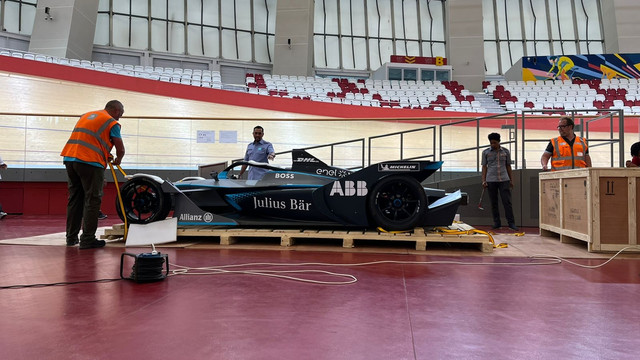 Unboxing replika mobil balap Formula E Gen 2 di Jakarta International Velodrome, Kamis (26/5/2022). Foto: Haya Syahira/kumparan