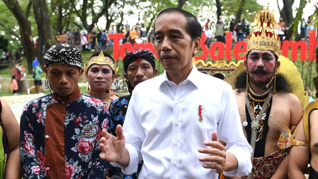 Presiden Joko Widodo memberikan bantuan untuk pekerja seni di Taman Balekambang Surakarta, Kota Surakarta, Kamis (26/5/2022). Foto: Kris/Biro Pers Sekretariat Presiden
