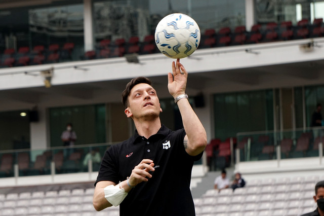 Pemain sepak bola Mesut Ozil saat memberikan coaching clinic kepada sejumlah pemain sepak bola muda Indonesia di Stadion Utama GBK, Jakarta, Kamis (26/5/2022). Foto: Jamal Ramadhan/kumparan