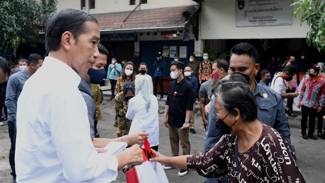 Presiden Joko Widodo membagikan bantuan sosial bagi masyarakat penerima manfaat dan pedagang di Pasar Harjodaksino, Surakarta, Kamis (26/5).
 Foto: Kris/Biro Pers Sekretariat Presiden
