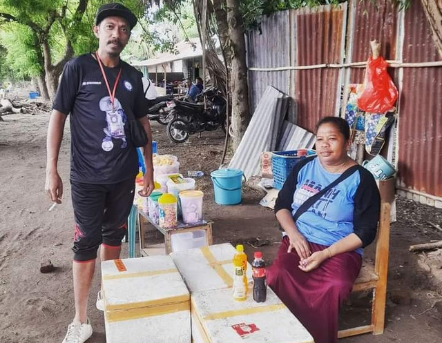 Kamsia Ero (kanan) salah satu pedagang kecil yang menjual makanan ringan dan minuman dingin di pinggir lapangan Polres Lembata dalam turnamen Wanted Cup. Foto : Teddi Lagamaking