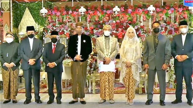 Presiden Jokowi menggunakan blangkon seperti yang digunakan oleh pengantin pria, Anwar Usman, dalam pernikahan Idayati-Anwar Usman, di Graha Saba Buana, Solo, Kamis (26/05/2022). FOTO: Tangkap layar Pengantin Production.