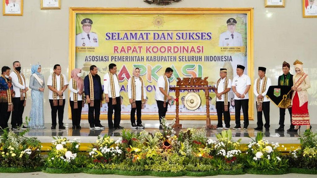 Ketum Asosiasi Pemerintah Kabupaten Seluruh Indonesia (APKASI) sekaligus Bupati Dharmasraya Sutan Riska Tuanku Kerajaan menghadiri rakorwil APKASI Provinsi Lampung di Kabupaten Lampung Tengah.  Foto: Pemkab Dharmasraya