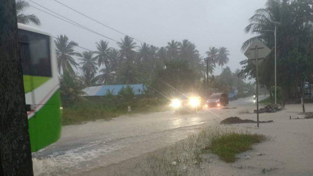 Banjir menggenangi ruas Jalan Trans Sulawesi Mamuju-Majene di Malunda, Sulawesi Barat. Foto: Dok. Istimewa