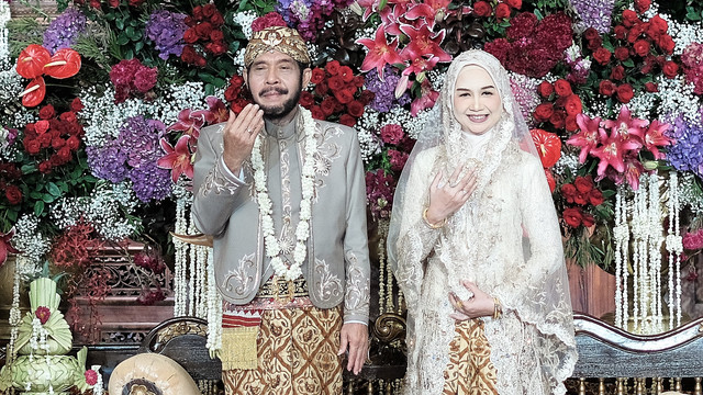 Ketua MK Anwar Usman dan adik Jokowi, Idayati, dalam pernikahan mereka di Graha Saba Buana, Solo, Rabu (26/05/2022). FOTO: Dok Media Center 