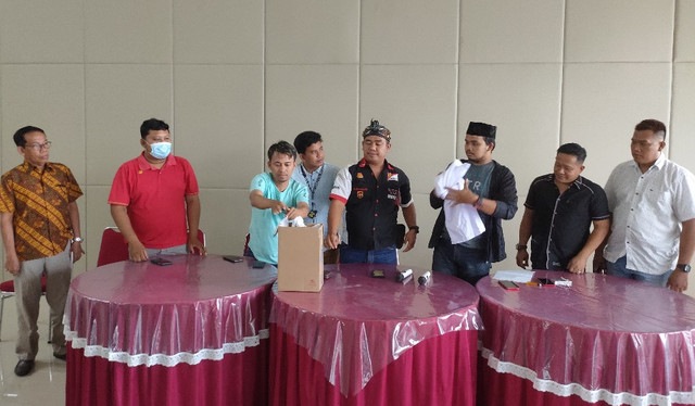 Sejumlah pengurus DPD PSI dari Kota/Kabupaten Tegal, Brebes dan Pemalang mengumpulkan seragam dan identitas partai untuk dikembalikan ke DPW PSI Jateng, usai deklarasi pengunduran diri sebagai kader dan pengurus partai di sebuah rumah makan di Kota Tegal, Jawa Tengah, Kamis (26/5/2022)