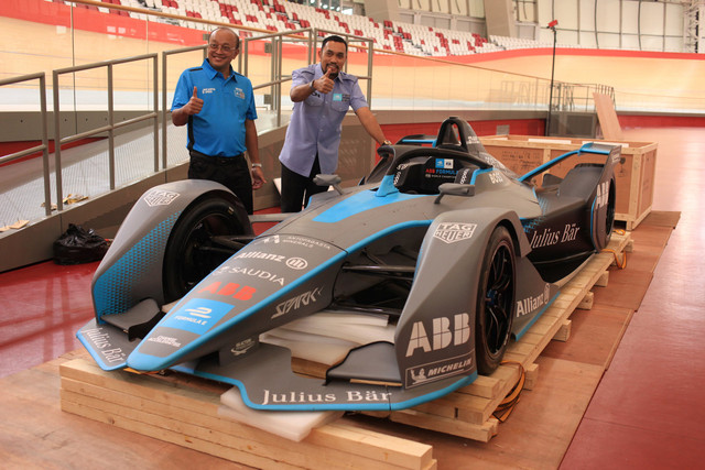 Mobil replika Formula E usai unboxing di Stadion Balap Sepeda Velodrome, Rawamangun, Jakarta , Kamis (26/5/2022). Foto: Reno Esnir/ANTARA FOTO